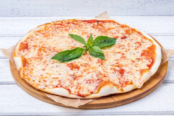 Pizza Italiana Margherita Mesa Madeira Branca — Fotografia de Stock