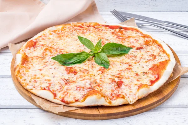Pizza Margherita Italiana Tavolo Bianco Legno — Foto Stock