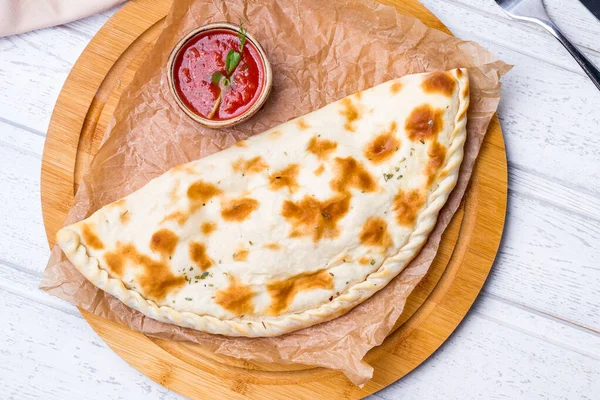 Geschlossene Calzone Pizza Mit Schinken Und Käse Und Tomatensauce Auf — Stockfoto