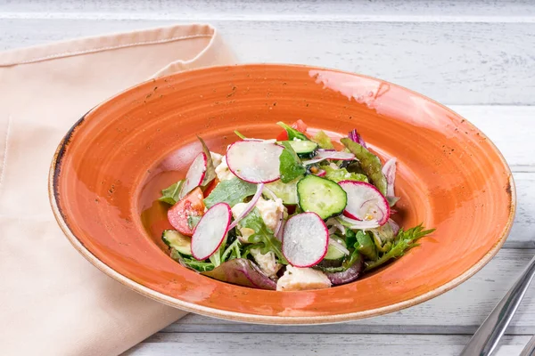 Salade Légumes Avec Oeuf Poché Sur Table Bois Blanc Photo De Stock