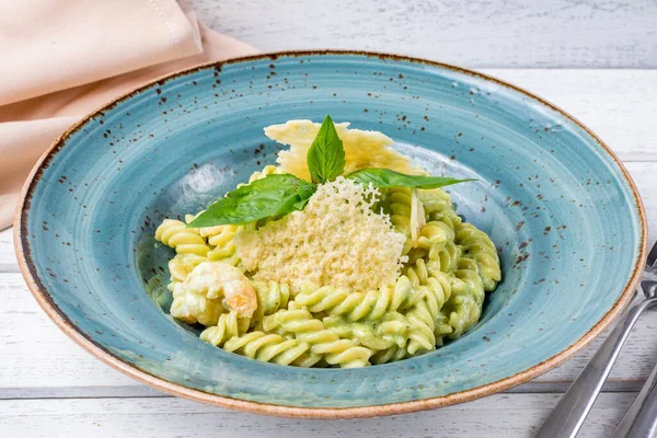 Pasta Fusilli Dengan Udang Dan Saus Pesto Meja Kayu Putih Stok Foto Bebas Royalti