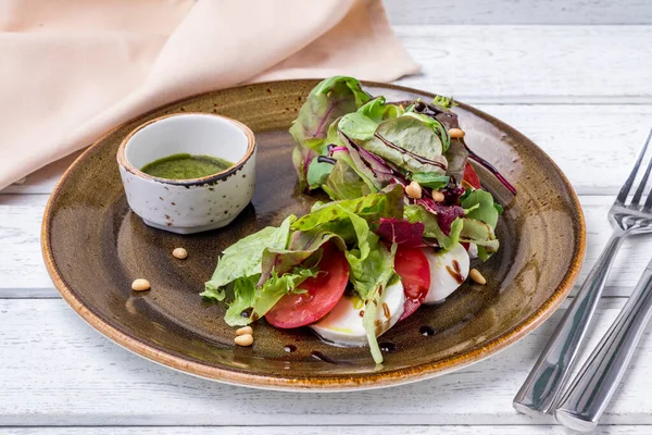 Caprese Salad Dengan Mozzarella Dan Tomat Atas Meja Kayu Putih Stok Lukisan  