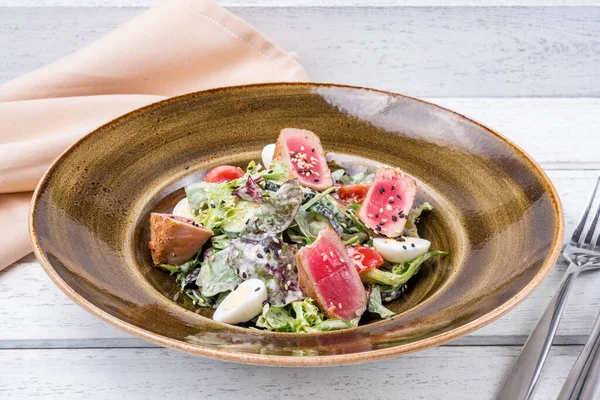 Salad Nicoise Dengan Tuna Atas Meja Kayu Putih Stok Foto Bebas Royalti