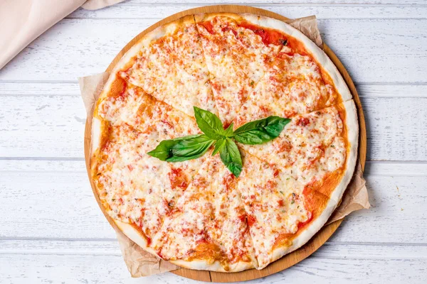 Włoska Pizza Margherita Białym Drewnianym Stole Widok Góry Zdjęcie Stockowe