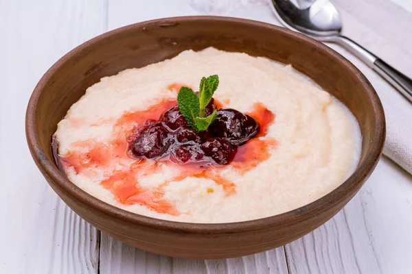 Sémola Leche Con Mermelada Sobre Mesa Madera Blanca — Foto de Stock