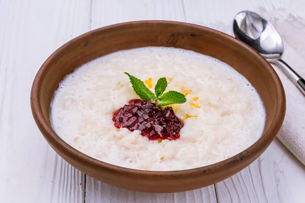 Rijstpap Met Bessenjam Schaal Witte Houten Tafel — Stockfoto