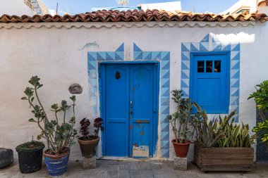 Eski Puerto de la Cruz kasabasında mavi kapı ve pencere, Tenerife, İspanya