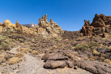 Teide Ulusal Parkı, Tenerife, İspanya 'da Roques de Garcia kaya oluşumu ve lav eyeri