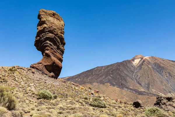 Emblematyczna formacja skalna Roque Cinchado obok góry Teide na Teneryfie, Hiszpania — Zdjęcie stockowe