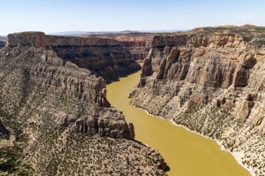 Devil Canyon Overlook, Bighorn Gölü 'nün yeşil sularına bakan bir bakış açısı Bighorn Kanyonu Ulusal Eğlence Bölgesi, Montanam ABD