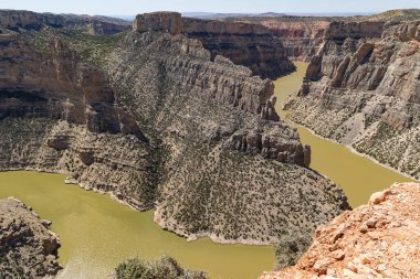 Devil Canyon Overlook, Bighorn Gölü 'nün yeşil sularına bakan bir bakış açısı Bighorn Kanyonu Ulusal Eğlence Bölgesi, Montanam ABD