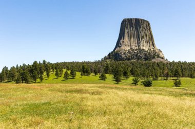 Şeytani Kule, çeşitli Hint efsanelerine ev sahipliği yapıyor, Wyoming, ABD 'nin çevresindeki manzara üzerinde yükseliyor.