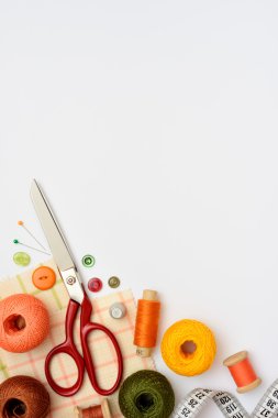 Dikiş araçları ve aksesuarları ile kopyalama alanı çerçevesi