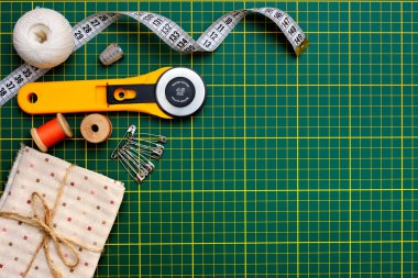 patchwork dikiş araçlarını yeşil mat