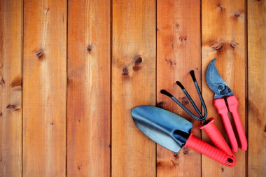 Bahçe aletleri ve eski ahşap zemin üzerinde nesneleri