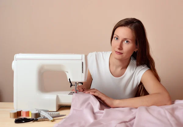 Jonge aantrekkelijke vrouw naaien — Stockfoto