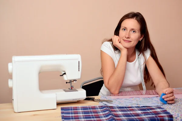 Young attractive woman mark out fabric — Stock Photo, Image