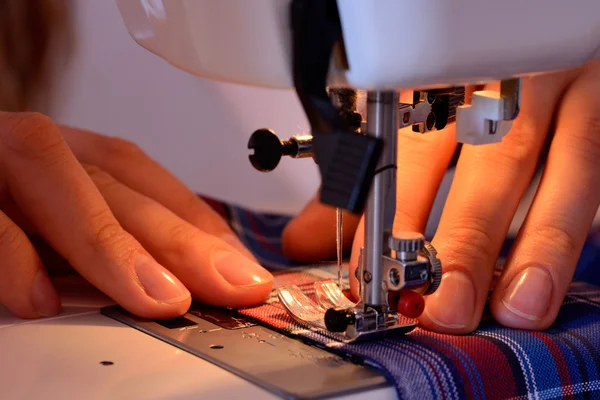 Close-up female hands sewing fabric on sewing machine — Stock Photo, Image
