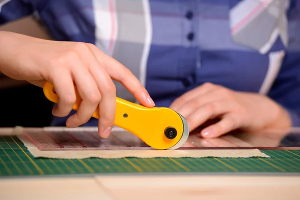 Gros plan femme mains découpe tissu avec patchwork tournant fraise — Stockfoto