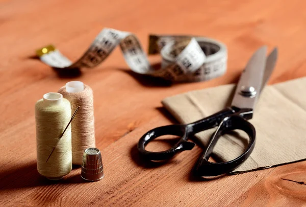 Herramientas de costura de primer plano sobre fondo de madera, estilo vintage —  Fotos de Stock