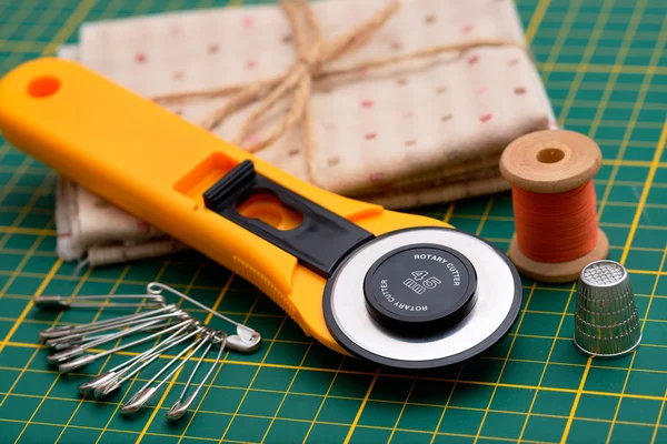 Patchwork sewing tools on green mat — Stock Photo, Image