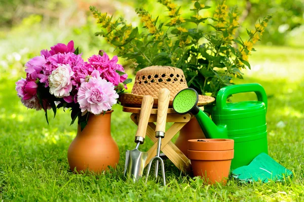 Gardening tools on green background and grass — Stock Photo, Image