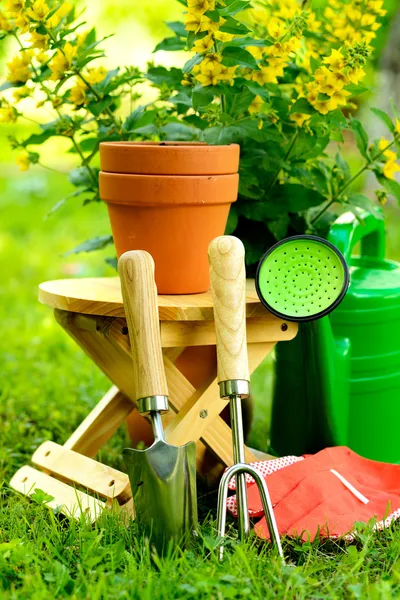 Gardening tools on green background and grass — Stock Photo, Image