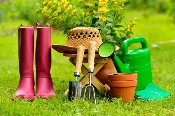 Ferramentas de jardinagem no fundo verde e grama — Fotografia de Stock