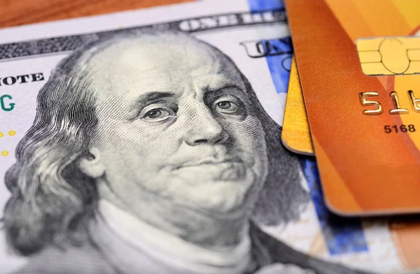 Close-up creditcards op dollar biljetten met ondiepe scherptediepte — Stockfoto