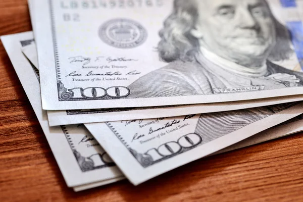 Notas de dólares americanos em mesa de madeira — Fotografia de Stock