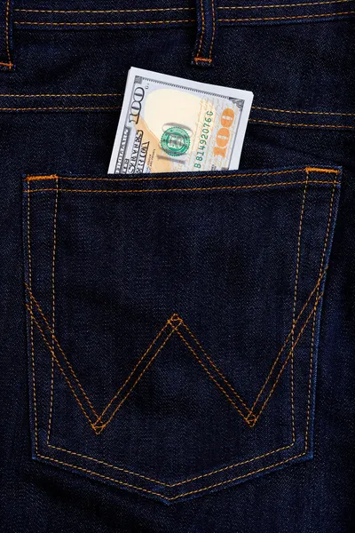 Billetes en dólares estadounidenses en el bolsillo de jeans — Foto de Stock