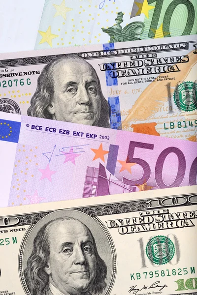 Dollar en euro bankbiljetten op tafel — Stockfoto