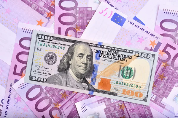 Банкноты в долларах и евро на столе — стоковое фото