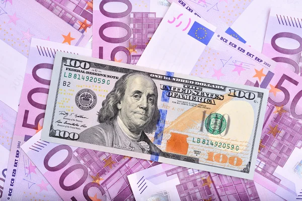 Dollar- und Euro-Banknoten auf dem Tisch — Stockfoto