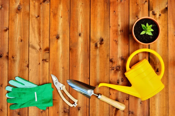 Copyspace quadro com ferramentas de jardinagem e objetos no fundo de madeira velha — Fotografia de Stock