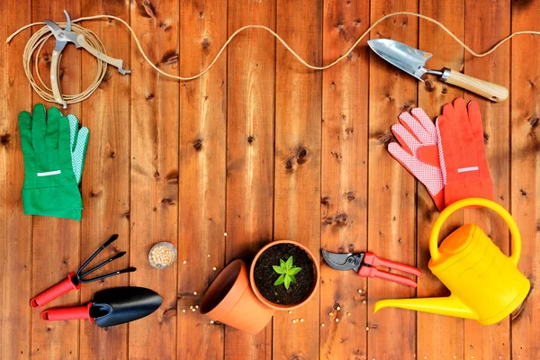 Cadre Copyspace avec outils de jardinage et objets sur un vieux fond en bois — Photo