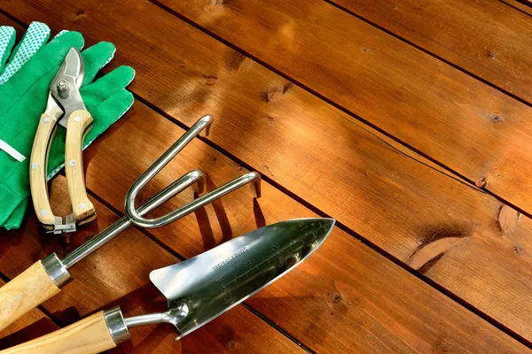 Yakın çekim Bahçe aletleri ve nesneleri boşaltmak eski ahşap zemin üzerine — Stok fotoğraf