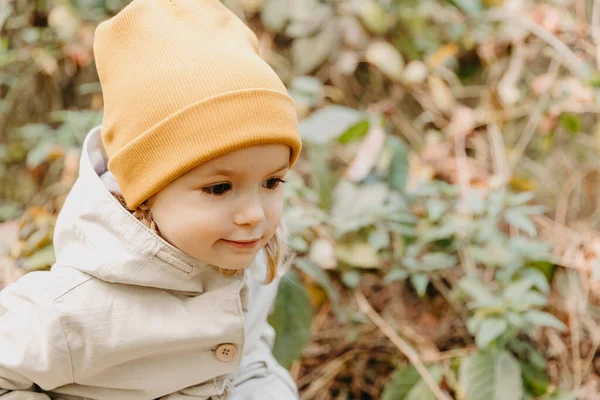 Dívka Oblečená Stylovém Podzimním Oblečení Pózuje Pro Fotografii Procházce Parku — Stock fotografie