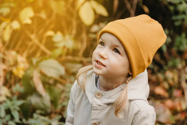 Retrato Niño Vestido Con Impermeable Primavera Elegante Sombrero Amarillo Bebé —  Fotos de Stock