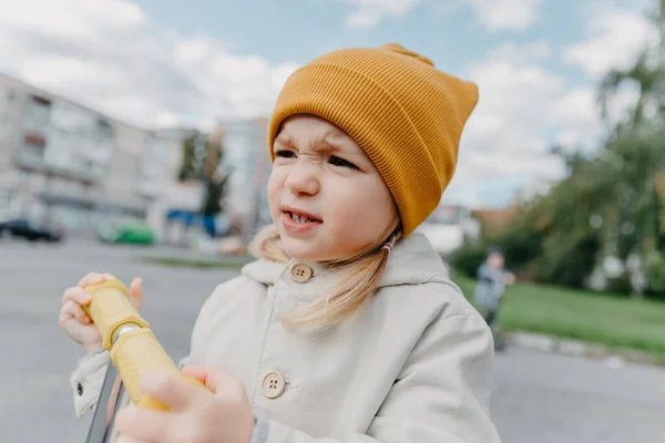 Πορτρέτο Ενός Παιδιού Ντυμένου Ένα Κομψό Αδιάβροχο Και Ένα Κίτρινο — Φωτογραφία Αρχείου