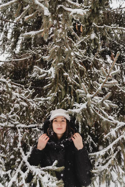 Zdjęcie Dziewczyny Stojącej Tle Drzewa Iglastego Lesie Zamkniętej Przez Pokryte — Zdjęcie stockowe