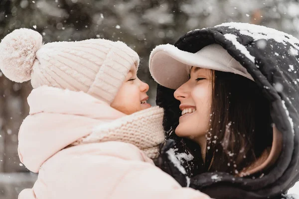 Buona Madre Figlia Che Divertono Sotto Neve Invernale Soleggiata Stagione — Foto Stock