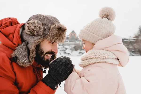 Lycklig Far Och Son Har Roligt Solig Vinter Snö Semester — Stockfoto