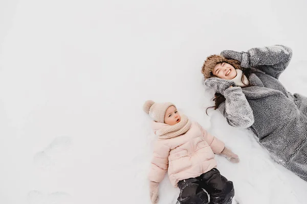 Sevgi Dolu Bir Aile Anne Kız Doğada Karlı Kış Yürüyüşlerinde — Stok fotoğraf