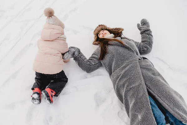 Feliz Familia Amorosa Madre Niña Divirtiéndose Jugando Riendo Paseo Nevado — Foto de Stock