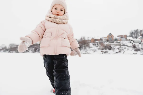 Зимова Весела Маленька Дитина Грає Викидає Сніг Вулицю Дівчина Лежить — стокове фото