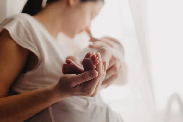 Pernas Bebê Recém Nascido Mãos Parentais — Fotografia de Stock