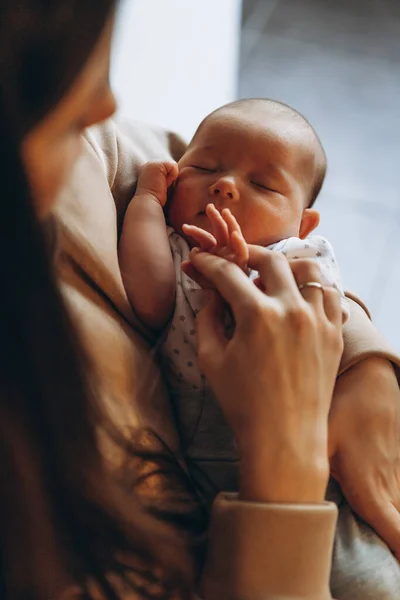 Close Retrato Lindo Bebê Dormindo Nos Braços Mãe Quarto Luz — Fotografia de Stock