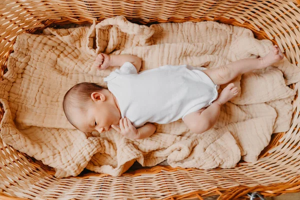 Close Retrato Uma Criança Pequena Cama Seu Quarto Bonito Bebê — Fotografia de Stock