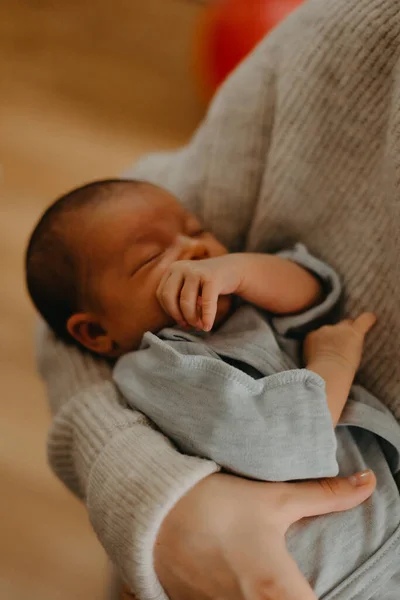 Primer Plano Retrato Hermoso Bebé Dormido Los Brazos Mamá Dormitorio — Foto de Stock